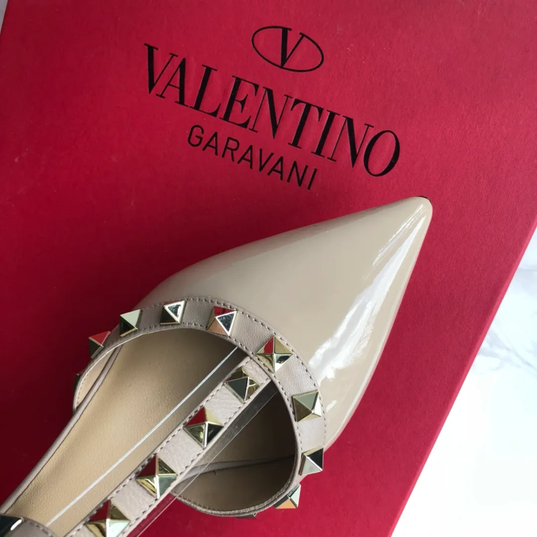 👟👟Ex-factory price 560👟👟 Women's shoes Women's clothing Women's shoes Women's clothing Women's shoes Women's clothing Valentino/Valentino rivets VT classic! Purchase the original version and get a 1:1 top-quality replica! Exquisite hawk beak toe, perfect side arc, original molded custom-made rust-free rivets, one-piece injection molded midsole, and Italian-imported Grade A leather outsole, giving you a genuine foot feel! The first choice for high-end customers to purchase ❤️ [Material] 👑 Upper: top imported cow patent leather/fetal cow leather 👑 Inner lining: original imported mixed goat leather 👑 Outsole: Italian A-grade genuine leather outsole [Color] Full range of 9⃣️ colors ▪️ Patent leather 7 colors: black, white, nude, red, pink, taro purple, light blue ▪️ Fetal cow leather 2 colors: black, haze blue [Heel height]▪️Flat bottom without straps ▪️Flat bottom with straps ▪️6.5cm three-strap mid heel ▪️8.5cm two-strap high heel [Number of yards] 35-39 [34, 40 41 42 customized and non-returnable] [Packaging] 🎁 Equipped with original packaging